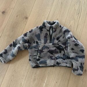 Fuzzy oversized quarter zip TNA size small